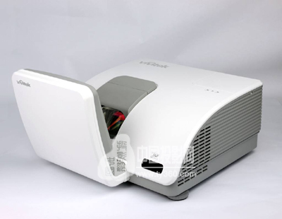 零距離投96英寸, 麗訊全球首發最強零距離超短焦投影機D795