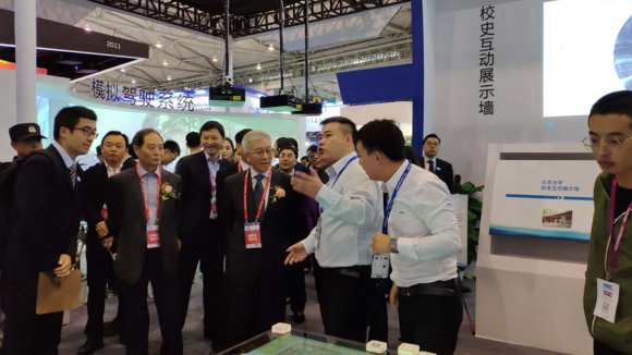 �|����ԭ�y��У�C�Ͻ�Q�������aƷ��ϯ�ɶ��＾�߽�չ