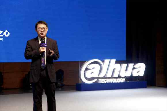 �����AHOC����֮�ġ����԰l�� �����ǻ۳��мܘ�ȫ������