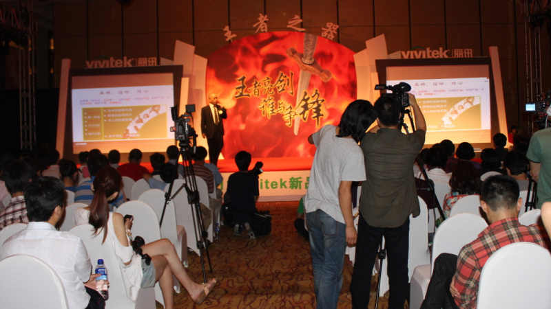 ����ĥһ�����T����֮������Vivitek��Ӎ2012ȫϵ�a(ch��n)Ʒ�l(f��)���(hu��)�ھ�¡���e�ЈD�p